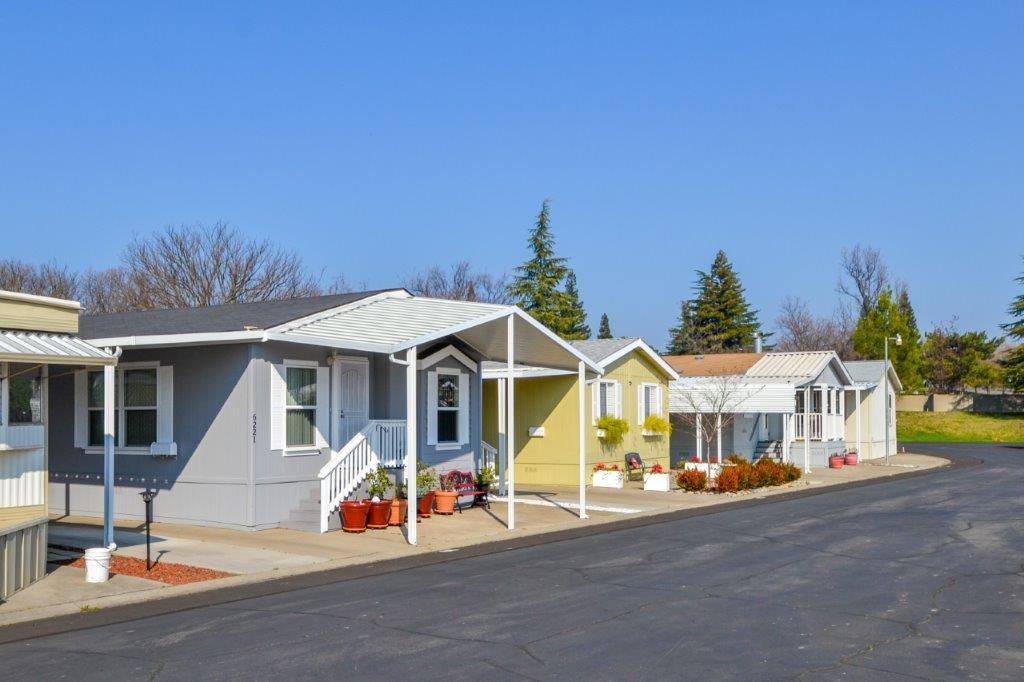 mobile homes house designs along the road